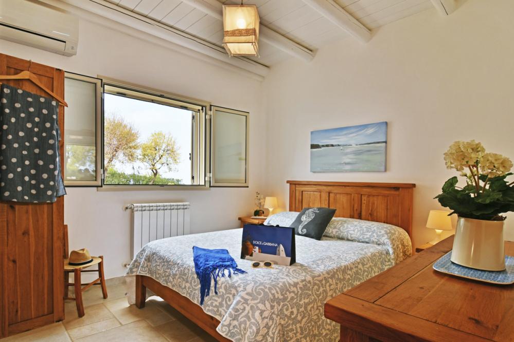 Villa Splendida master bedroom with sea view window and contemporary furnishing