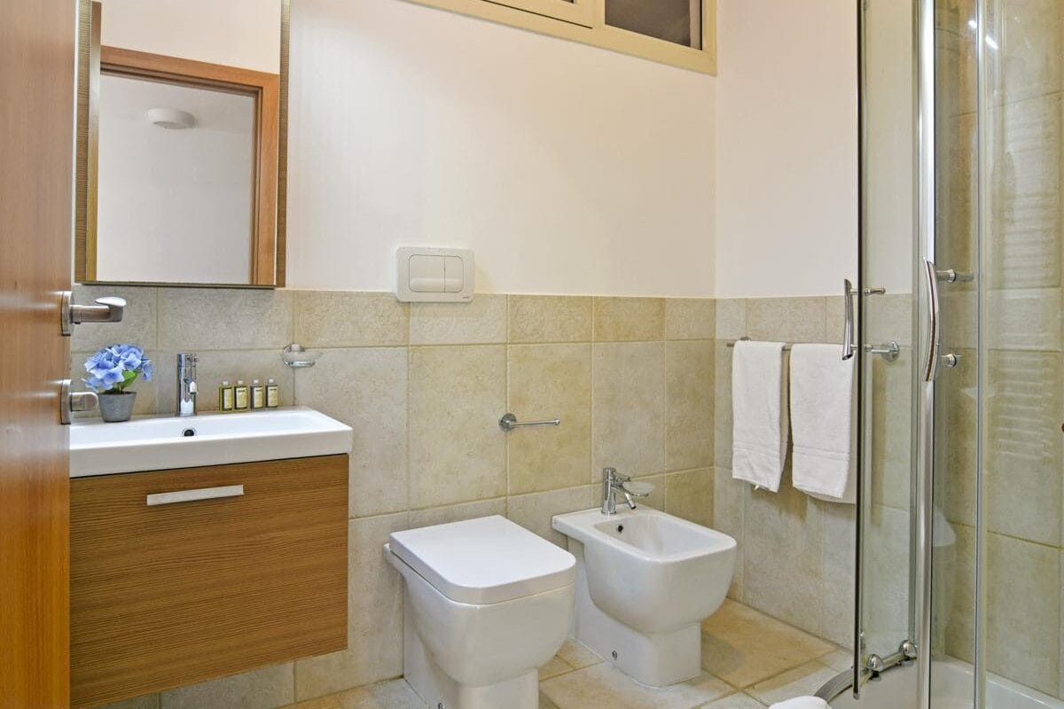 Villa Splendida second bathroom with modern vanity and elegant design