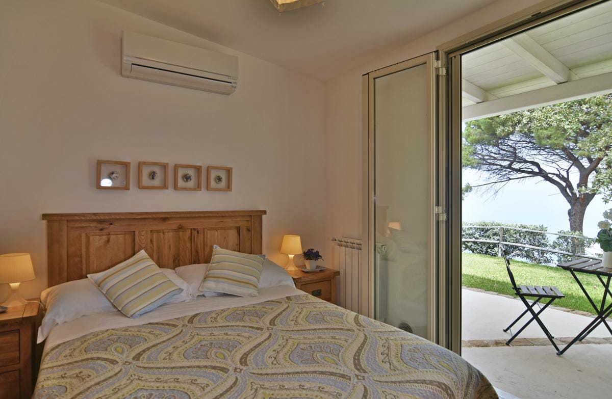 Villa Splendida guest house bedroom with private Mediterranean sea views
